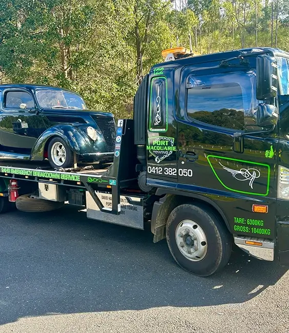 Port Macquarie Towing tilt tray truck transporting a car with fast local response across Port Macquarie, Wauchope, and Lake Cathie.